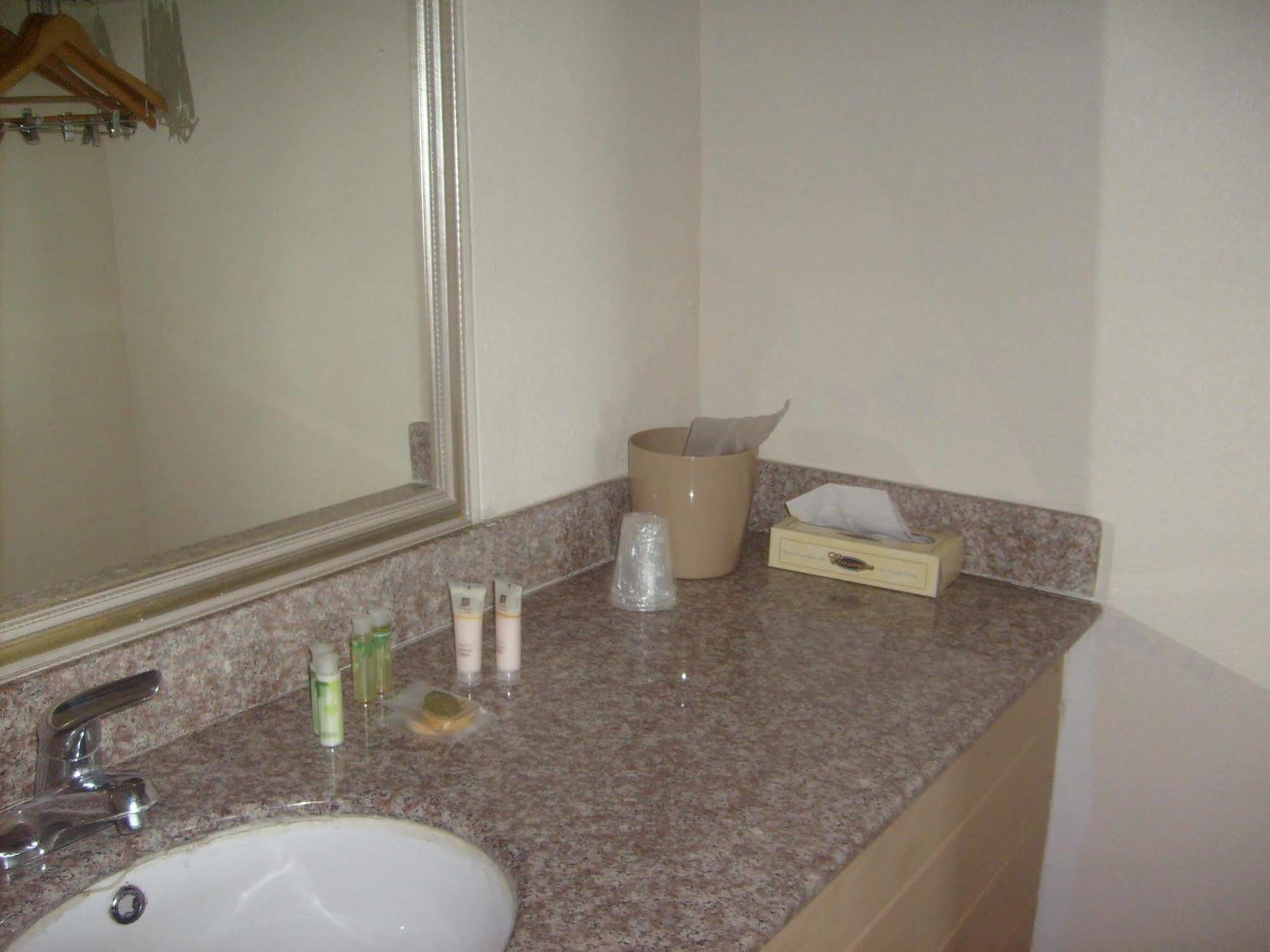 Express Inn Томсон Экстерьер фото